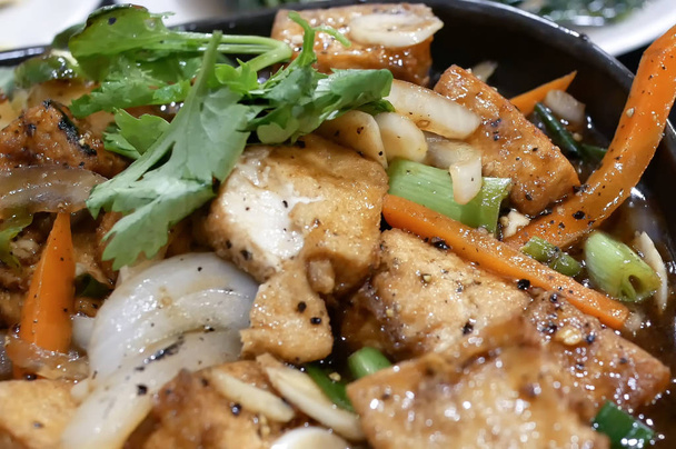 Cerrar el pollo frito y la verdura en el bowl dentro del restaurante chino
 - Foto, imagen