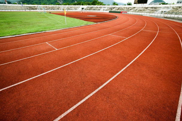 Червона бігова доріжка на стадіоні
 - Фото, зображення