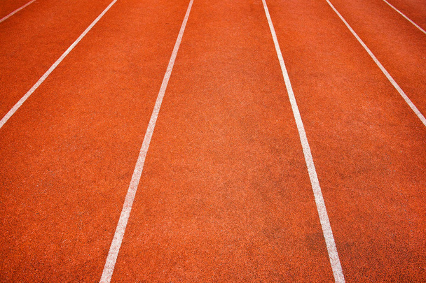 Червона бігова доріжка на стадіоні
 - Фото, зображення