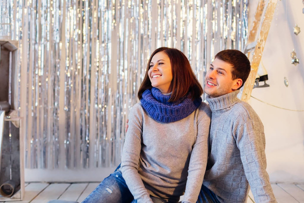 Χαμογελώντας ζευγάρι χειμερινά ρούχα φαίνεται στην αριστερή πλευρά της φωτογραφίας - Φωτογραφία, εικόνα