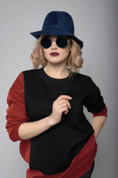 elegant woman in hat and sunglasses - Фото, зображення