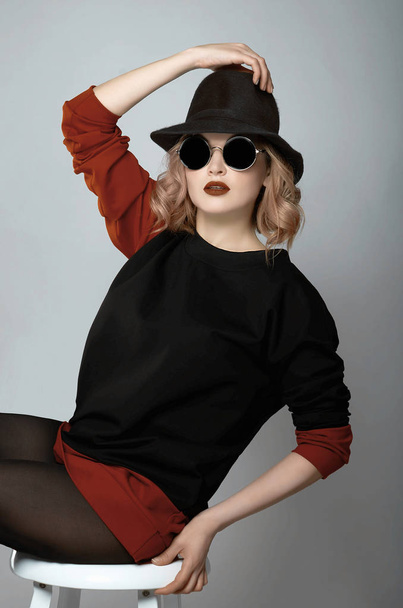 elegant stylish girl in hat and sunglasses - Foto, Imagem