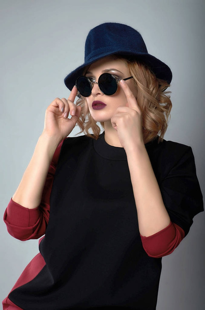 fashion woman in hat and sunglasses - Zdjęcie, obraz
