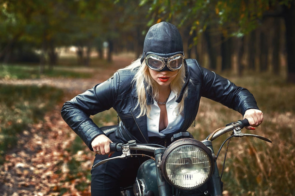 Chica atractiva en una motocicleta vieja en el parque de otoño
 - Foto, Imagen