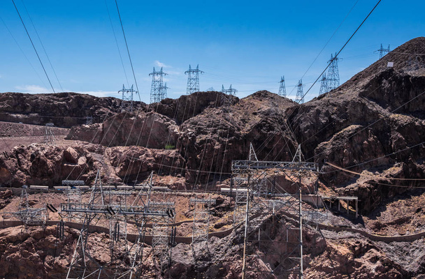 Linea elettrica ad alta tensione. L'infrastruttura della diga di Hoover
 - Foto, immagini
