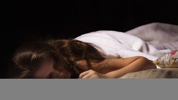 sinnliches Mädchen schläft im Schlafzimmer - Foto, Bild