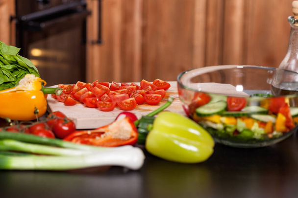 Συστατικά από φυτικά σαλάτα στο τραπέζι της κουζίνας - Φωτογραφία, εικόνα