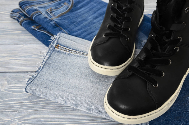 Женская одежда и обувь (черная реальная кожа высокие кроссовки
  - Фото, изображение