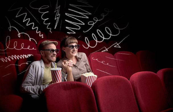 linda pareja en el cine viendo película  - Foto, imagen