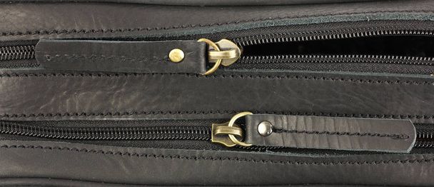 ζευγάρι φερμουάρ σε μαύρη δερμάτινη τσάντα, το top view - Φωτογραφία, εικόνα