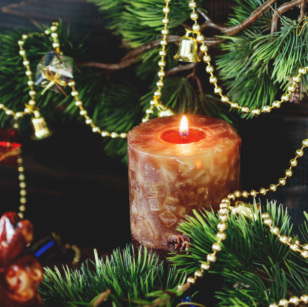 горящие свечи деревянный стол с рождественскими и рождественскими украшениями, избирательный фокус
 - Фото, изображение