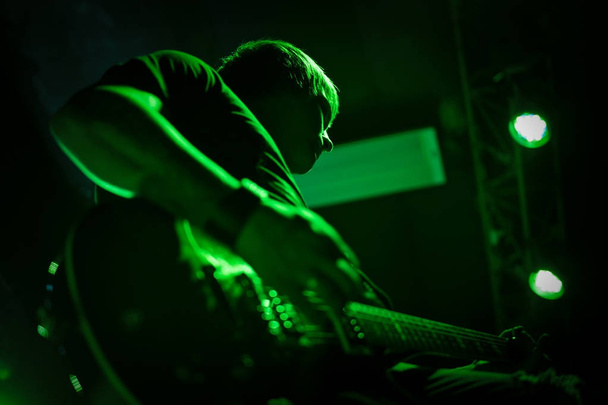 Guitar player in green light - Foto, Bild