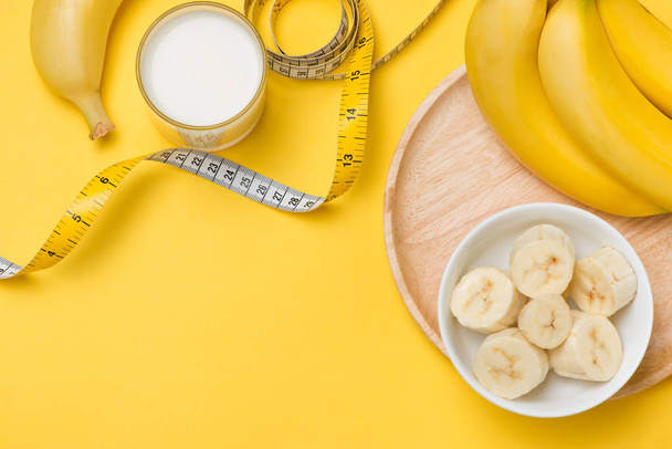 Terveellisen elämäntavan käsite - banaani smoothie, mittanauha
 - Valokuva, kuva