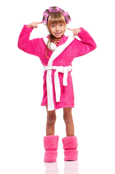 klein meisje in roze badjas - Foto, afbeelding