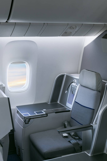 Assentos vazios e janela dentro de uma aeronave
 - Foto, Imagem