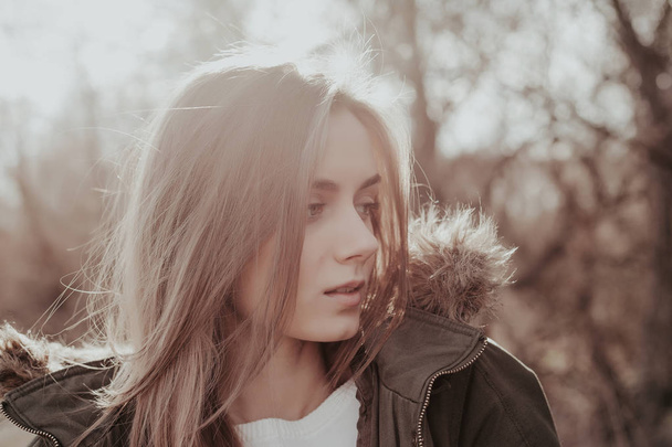 Beautiful young woman with blonde hair looking sideways - Valokuva, kuva
