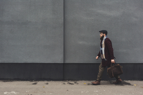 człowiek w stylowe ubrania spaceru na ulicy - Zdjęcie, obraz