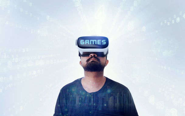 Ο τύπος που φοράει γυαλιά εικονικής πραγματικότητας Vr - παιχνίδια λέξεων - Φωτογραφία, εικόνα