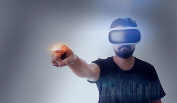 Chlap hledá prostřednictvím Vr (virtuální realita) brýle - dotyková obrazovka - Fotografie, Obrázek