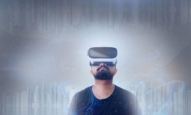 Cara olhando através de VR (Realidade Virtual) óculos - Olhando para cima
 - Foto, Imagem