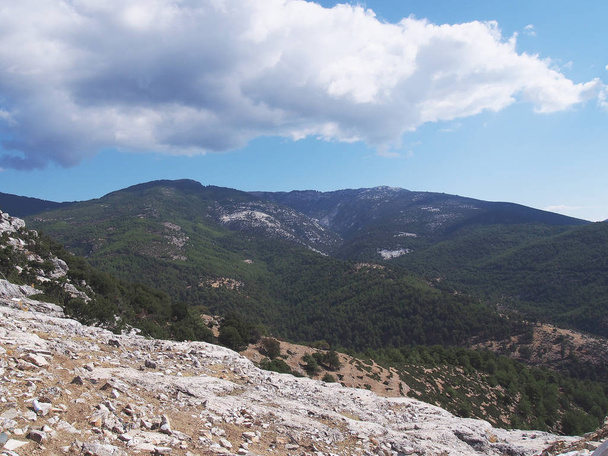 Veduta delle montagne contro il cielo blu, sull'isola greca di Taso
 - Foto, immagini