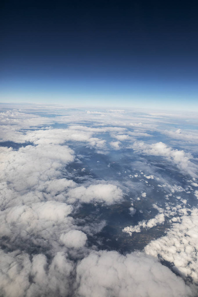 Luchtfoto boven de blauwe lucht en witte cloudac - Foto, afbeelding
