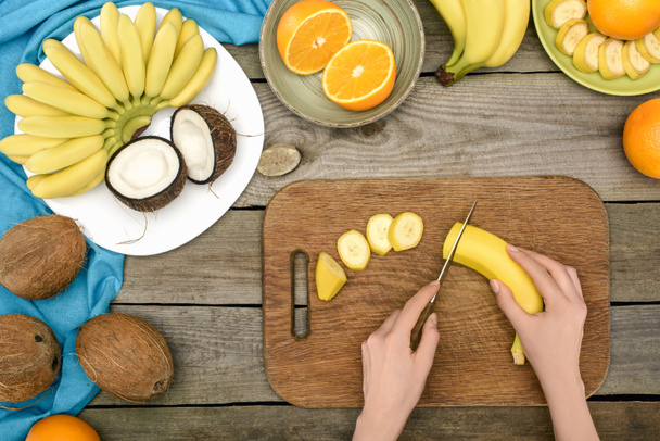 person slicing banana - Foto, Imagen
