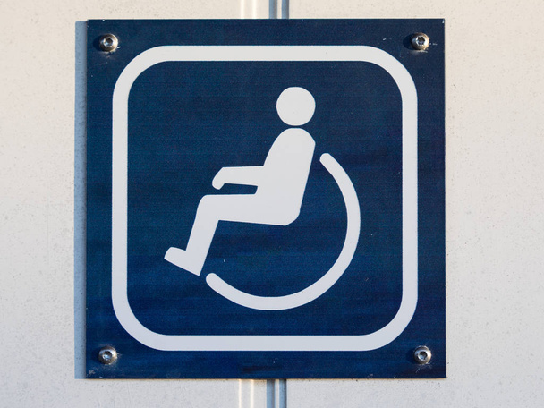 Disabilitare WC o WC segno sulla porta in blu e bianco
 - Foto, immagini