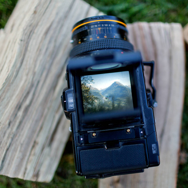 appareil photo numérique avec paysage montagneux à l'écran
 - Photo, image