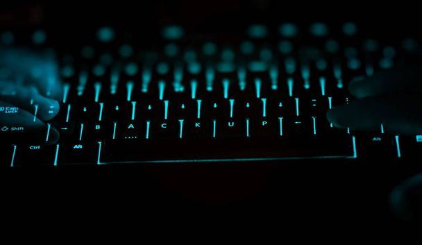 Back-up - tekst op verlichte computertoetsenbord nachts. - Foto, afbeelding