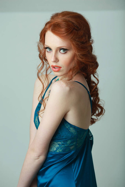 vörös hajú szép karcsú lány - Fotó, kép