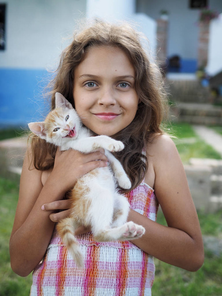 Girl with kitten - Foto, imagen