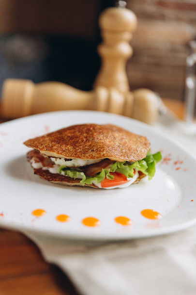sándwich con jamón y verduras - Foto, imagen
