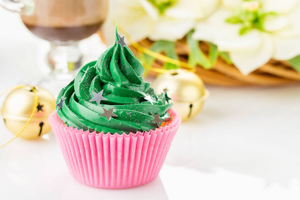 Green christmas cupcake with stars sprinkles in pink cup - Foto, Imagem