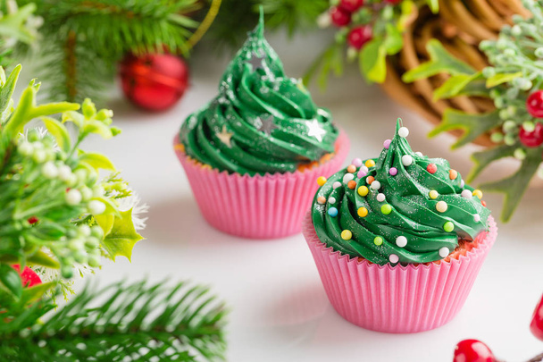 Christmas green cupcakes with festive decorations - Foto, immagini