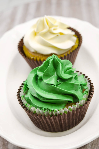 Cupcakes versierd met boter crème - Foto, afbeelding
