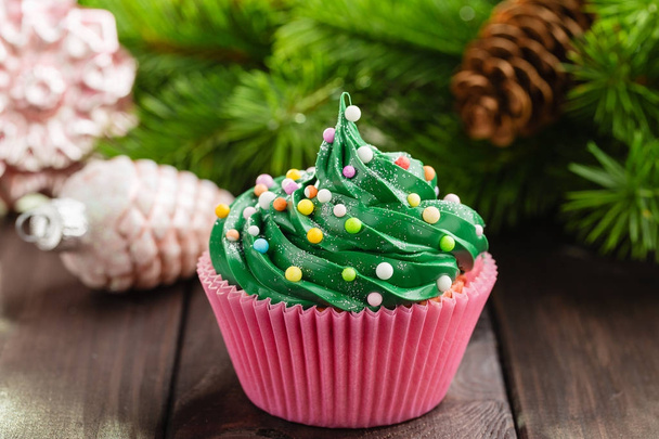 Green christmas cupcake with colorful sprinkles - Fotoğraf, Görsel
