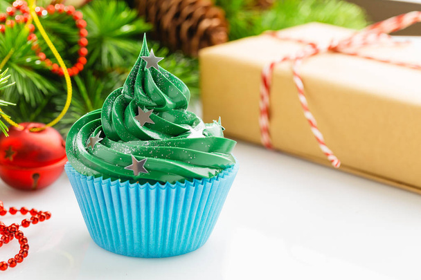 Green christmas cupcake with festive decorations - Fotoğraf, Görsel