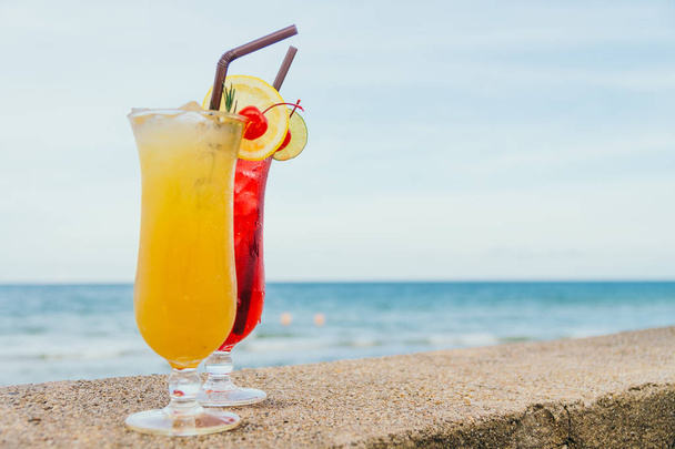 Коктейли со льдом пьют стакан с пляжем и морем
 - Фото, изображение