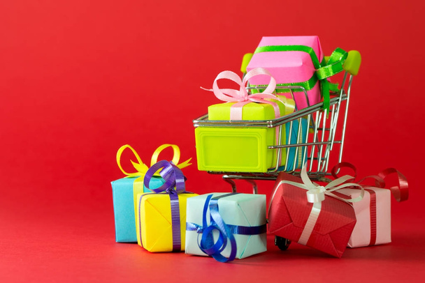 Shopping cart with gift - Foto, imagen