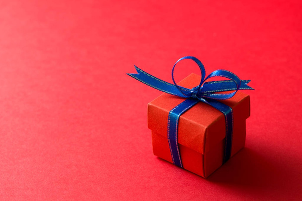 Caixa de presente vermelho
 - Foto, Imagem