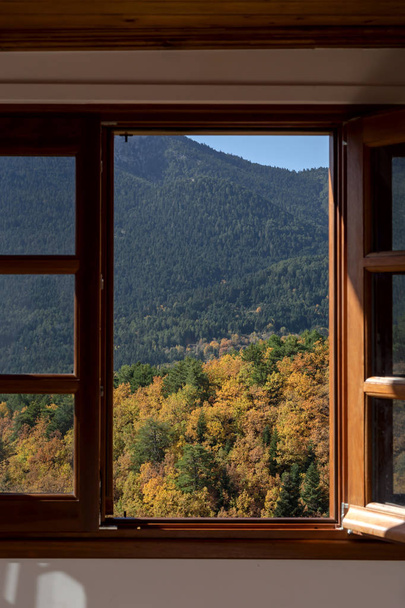  Az ablak kilátás a hegyekre - Fotó, kép