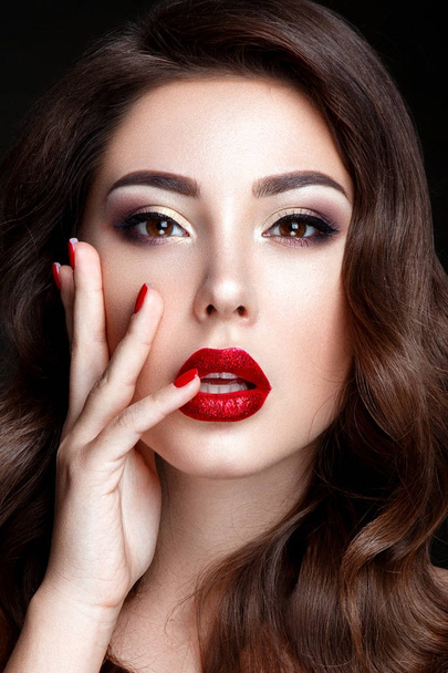 brunette with red lips - Zdjęcie, obraz