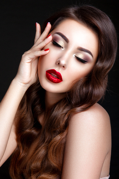 brunette with red lips - Foto, afbeelding