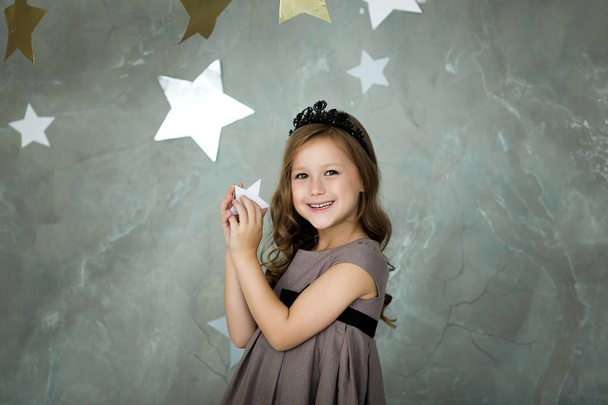 muotokuva onnellinen tyttö taustalla tähteä
 - Valokuva, kuva