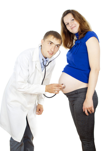 Arts luisteren naar zwangere vrouw buik - Foto, afbeelding