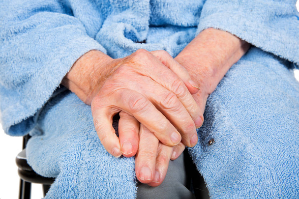 Усталые пожилые руки
 - Фото, изображение