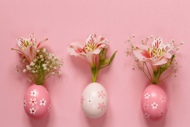Hyvää pääsiäislomaa! Koristeellinen värikäs munat, symboli keväällä tapahtuma
 - Valokuva, kuva