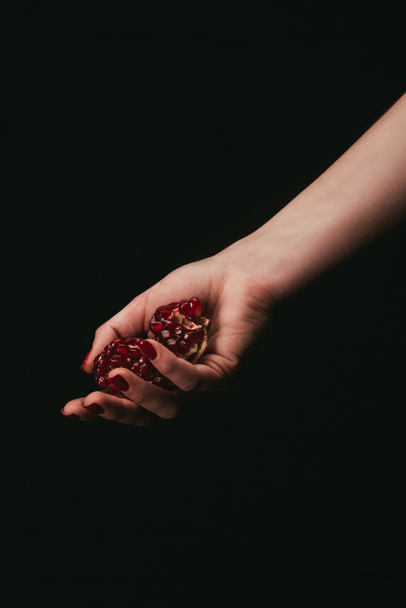 granaatappel in hand - Foto, afbeelding