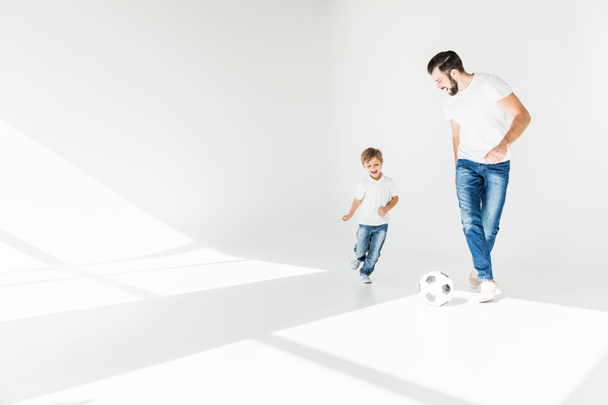 Отец и сын с футбольным мячом
 - Фото, изображение